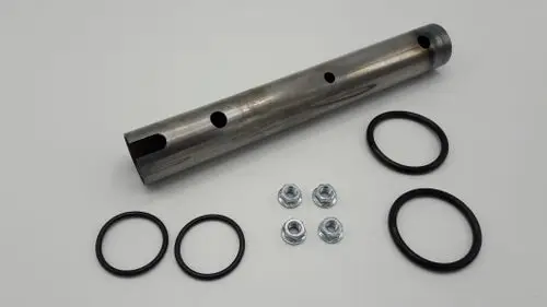 Remeha Rücklaufverteilerrohr aus Metall mit mehreren Öffnungen, umgeben von Dichtungsringen und Schrauben, auf weißem Hintergrund.